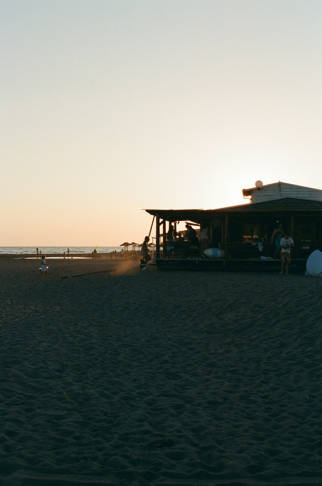 Fiesta en un beach club de Punta del Este al atardecer