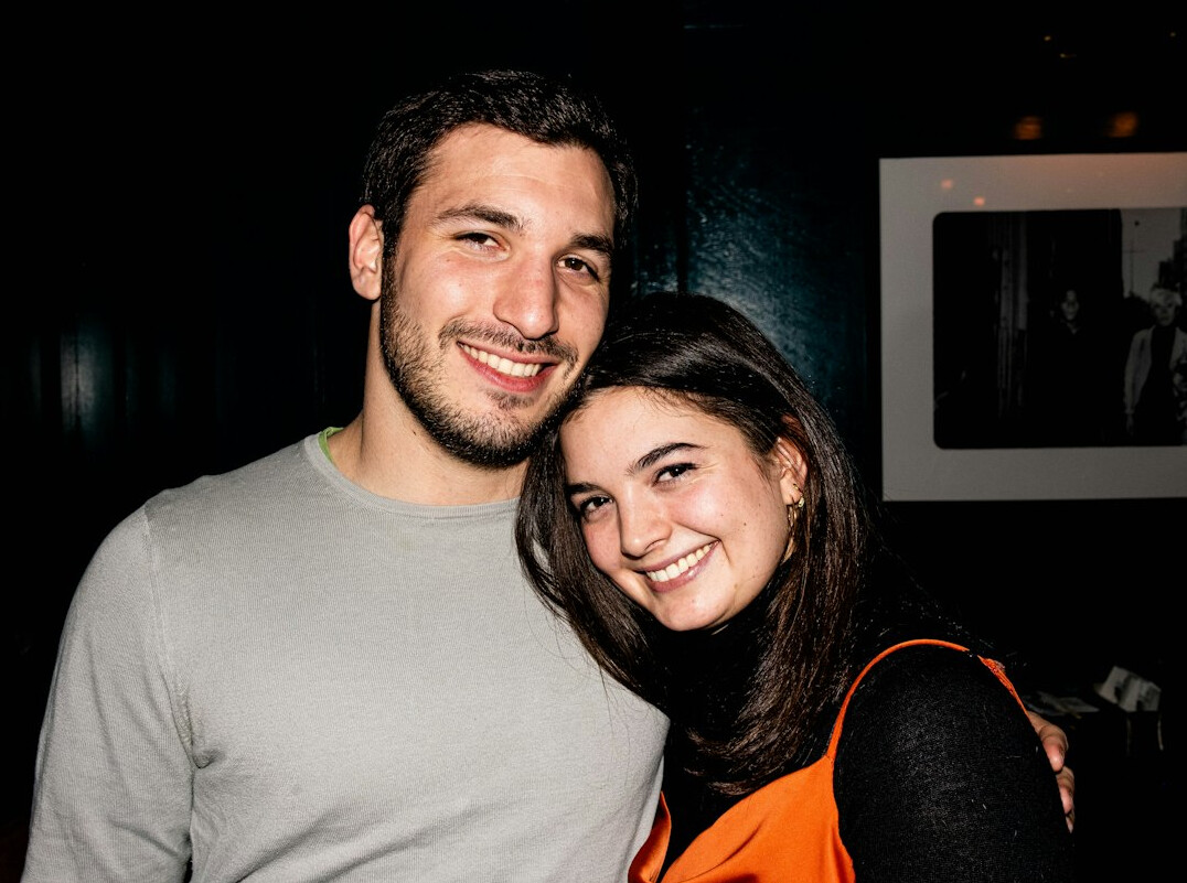 Pareja de celebridades uruguayas sonriendo juntas en un evento