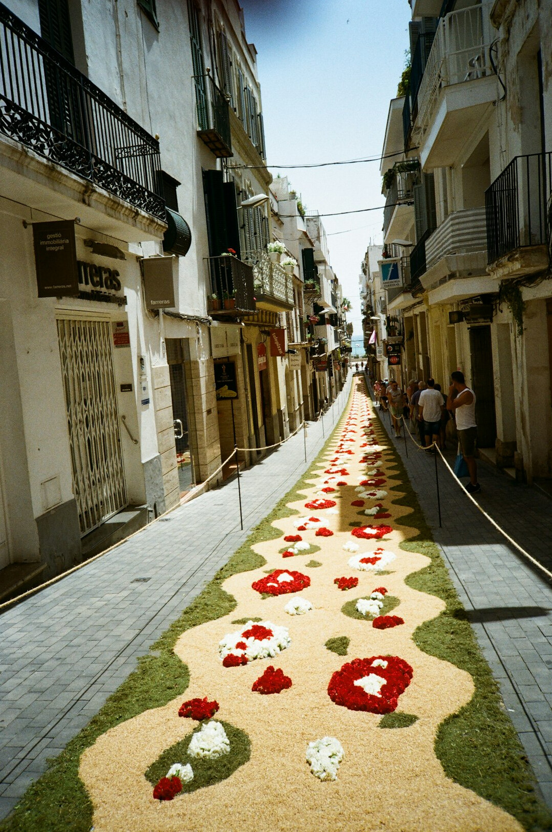 Alfombra roja con fotógrafos y flashes en un evento de celebridades en Montevideo