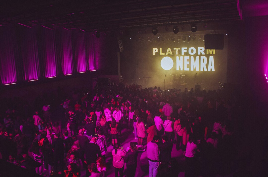 Escenario de una gala de premios con luces y siluetas del público