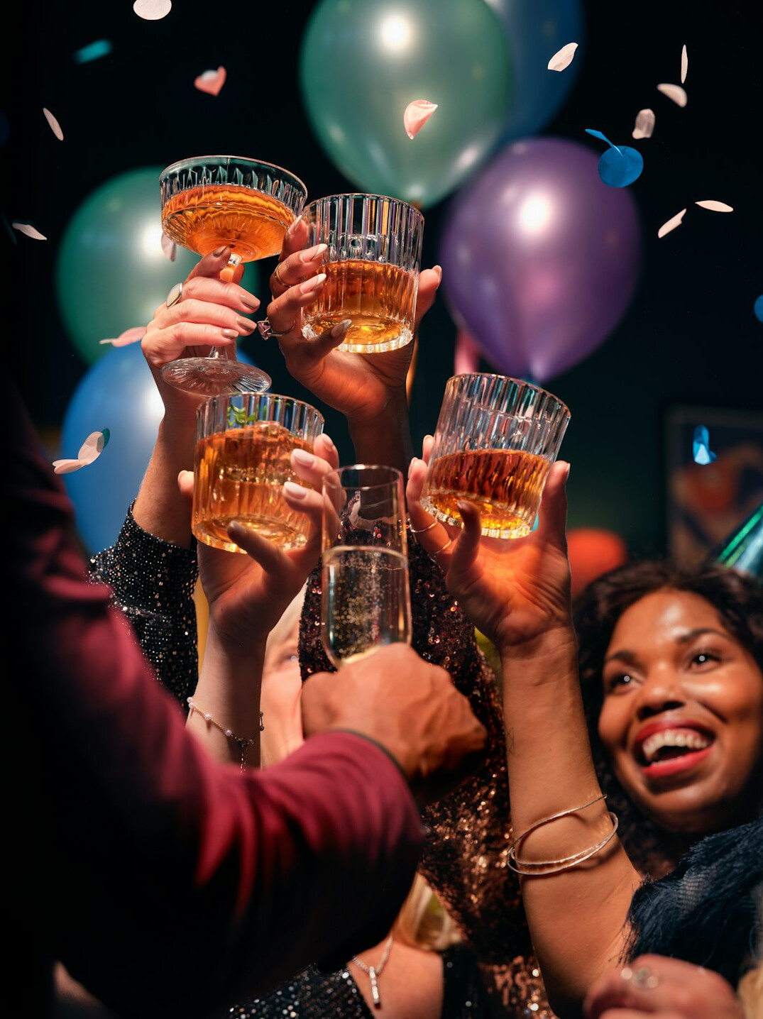 Grupo de personas celebrando en una fiesta exclusiva por la noche