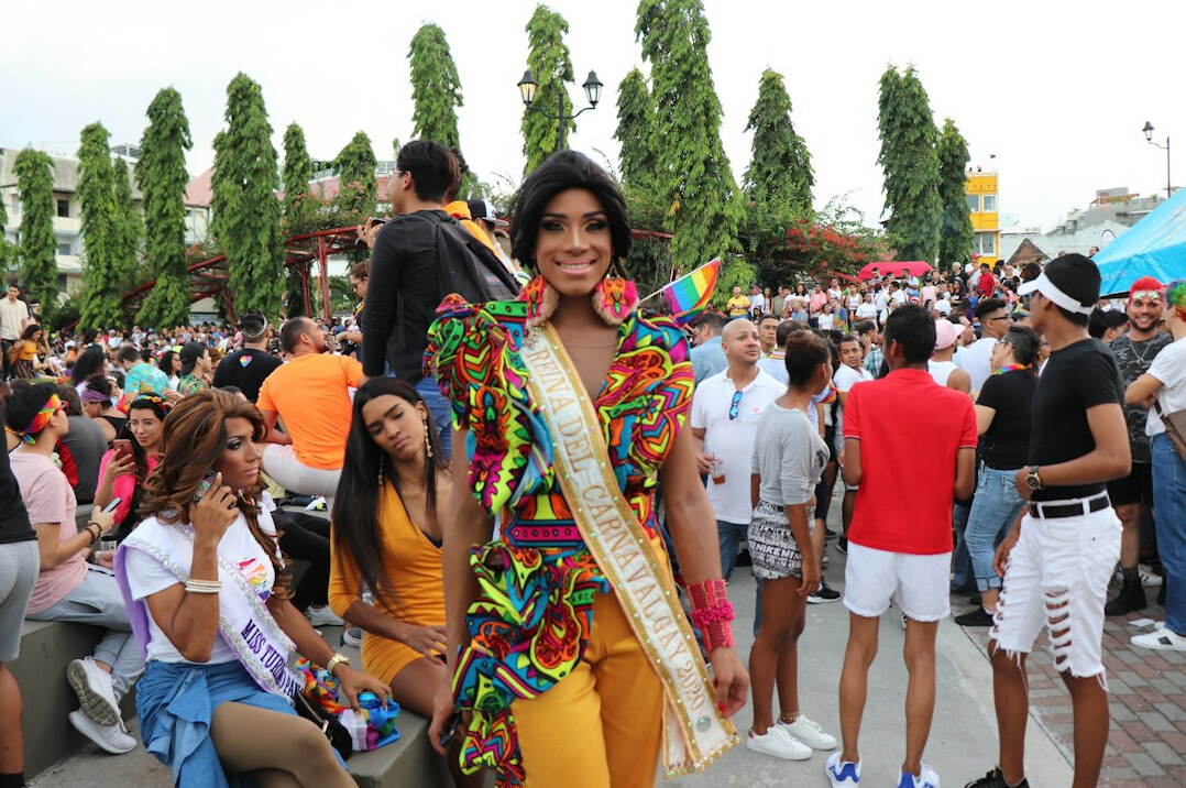Modelo uruguaya caminando en un desfile de moda